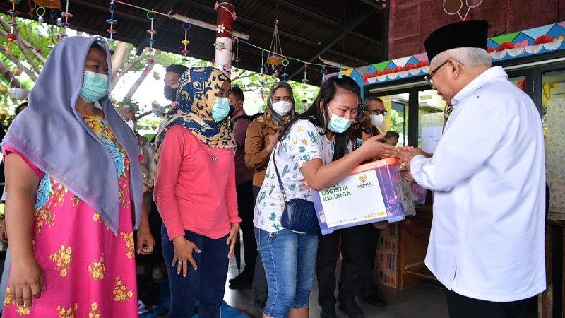 Wapres KH Maruf Amin menyerahkan bantuan Paket Logistik Keluarga dari Baznas untuk korban kebakaran Depo Pertamina Plumpang/Dok. Baznas