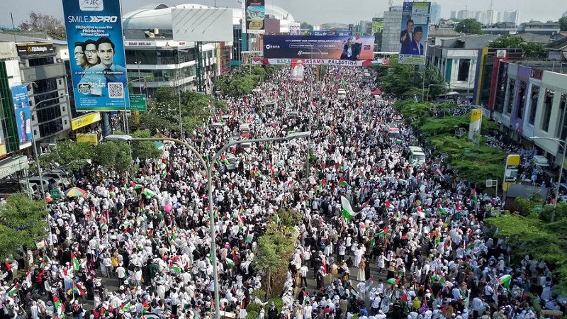 Ratusan ribu masyarakat Kota Bekasi menunjukan dukungannya bela Palestina. (Foto: Dok Jawa Pos)