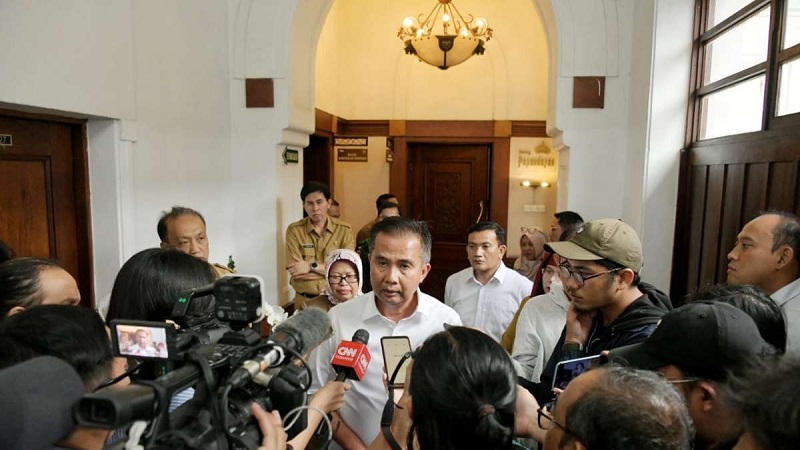 Penjabat Gubernur Jawa Barat Bey Machmudin memberikan keterangan pers. (Foto; Dok Humas Jabar)