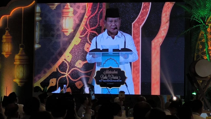 Capres Prabowo Subianto memberikan sambutan dalam acara silaturahmi dan buka puasa bersama yang digelar TKN Prabowo-Gibran di Ritz Carlton, Senin (25/3). (Foto: Repro)