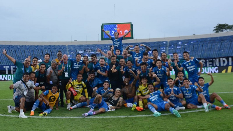 Pemain, pelatih dan oficial Persib merayakan kemenangan atas Persija. (Foto: Dok PERSIB)