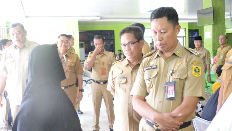 Pj. Bupati Bogor Asmawa Tosepu melalkukan Sidak ke beberapa perangkat daerah usai libur lebaran. (Foto: Repro)