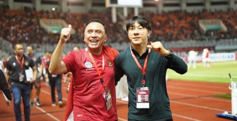 Pelatih Timnas Sepakbola Indonesia Shin Tae-yong bersama Ketum PSSI Iwan Bule/Net