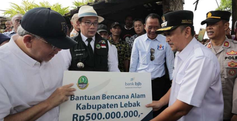 Gubernur Jabar Ridwan Kamil saat memberikan bantuan untuk bencana alam Lebak/Net