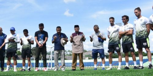 Pemain dan ofisial Persib Bandung menggelar doa bersama untuk korban bencana gempa Cianjur/Persib