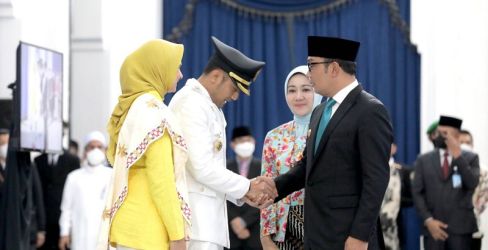 Gubernur Jawa Barat Ridwan Kamil mengucapkan selamat kepada Bupati Bandung Barat Hengky Kurniawan usai pelantikan/Twitter @ridwankamil