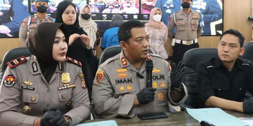 Kapolres Bogor AKBP Iman Imanuddin dalam konferensi pers pengungkapan kasus penipuan modus Pinjol/Net