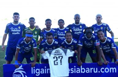 Tim Persib Bandung mempersembahkan kemenangan melawan Persis Solo untuk pemain Persib yang cedera Zalnando/Persib