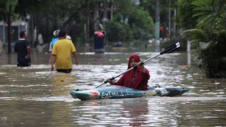 Luapan Kali Bancong menyebabkan banjir yang meredam pemukiman warga. (Foto: Dok Kompas)