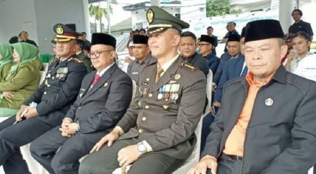 Ketua DPRD Kota Bekasi  H. M. Saifuddaulah (paling kanan) saat menhadiri acara HUT TNI. (Foto: Repro)