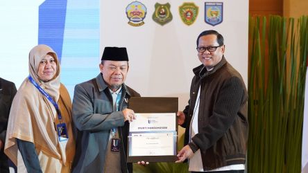 Ketua DPRD Bekasi  H. M. Saifuddaulah menerima piagam Paku Integritas dari KPK RI. (Foto: Dok DPR Kota Bekasi)