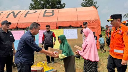 Pj Gubernur Jabar Bey Machmudin meninjau sekaligus memberikan bantuan korban terdampak gempa di Kabupaten Bogor. (Foto: Humas Jabar)