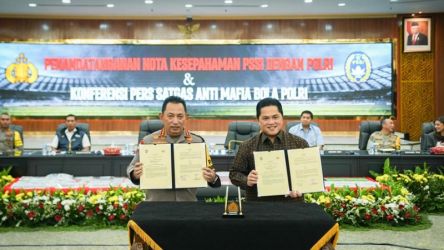 Kapolri Jenderal Listyo Sigit Prabowo dan Ketua Umum PSSI Erick Thohir memperlihatkan MoU antara PSSI dan Polri. (Foto: Dok PSSI)