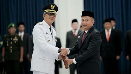 Penjabat Gubernur Jawa Barat Bey Machmudin melantik Agus Mulyadi sebagai penjabat Walikota Cirebon. (Foto: Repro)