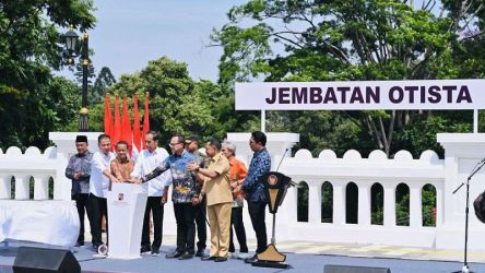 Presiden Joko Widodo meresmikan jembatan Otista di Kota Bogor. (Foto: Dok Humas Bogor)