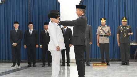 Pj Gubernur Banten Bey Machmudin melantik Eti Herawati menjadi Walikota Cirebon. (Foto: Humas Jabar)