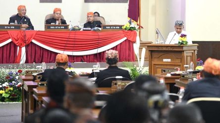 Pj Gubernur Jabar Bey Machmudin saat menghadiri Rapat Paripurna Hari Jadi ke -21 Kota Banjar. (Foto: Humas Jabar