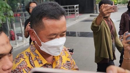 Sekda Kota Bandung Ema Sumarna saat pemeriksaan di KPK. (Foto: Repro)