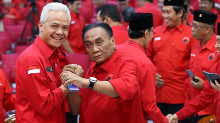 Capres nomor 3 Ganjar Pranowo yang juga kader PDIP bersama Ketua Bappilu PDIP, Bambang Wuryanto (Foto: Repro)