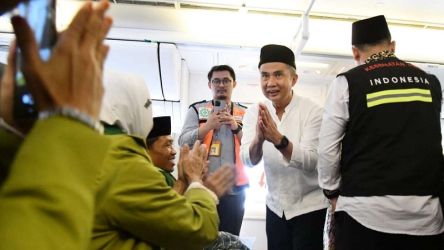 Pj Gubernur Jabar Bey Machmudin melepas jemaah haji asal Kabupaten Subang dari Bandara Kertajati. (Foto: Humas Jaar)