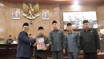 Pj Walikota Bekasi Raden Gani Muhamad meyerahkan buku LKPJ tahun 2023 kepada Ketua DPRD Kota Bekasi Saifuddaulah. (Foto: Repro)